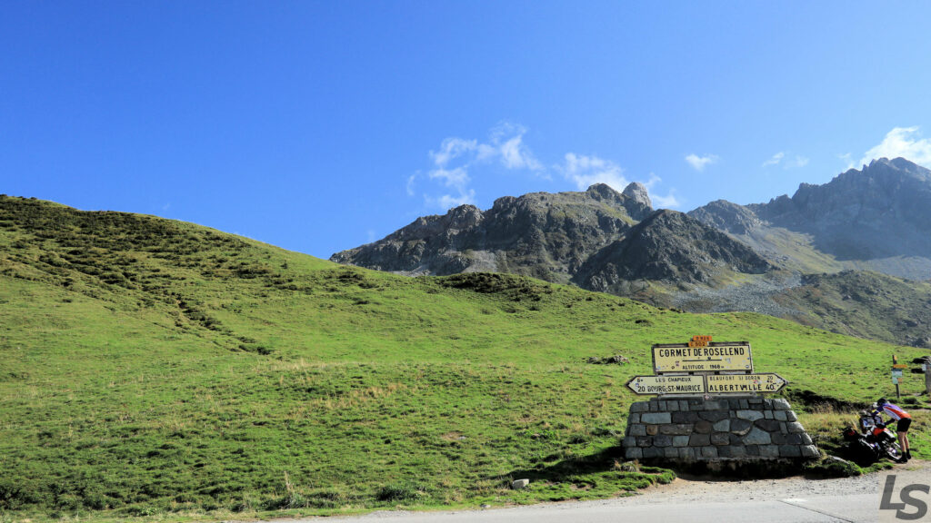 Auf der Route des Grandes Alpes sind auch viele Radfahrer anzutreffen